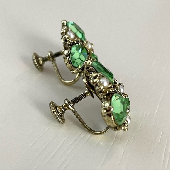 Vintage green glass & faux pearl cluster goldtone screwback earrings GLOWS - Picture 6 of 12